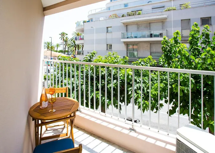 Romantic Sea View Studio, Steps Away From The Beach
