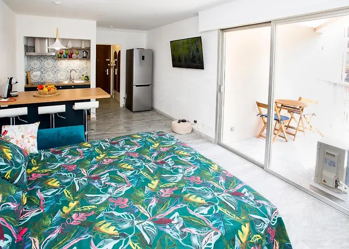 Romantic Sea View Studio, Steps Away From The Beach